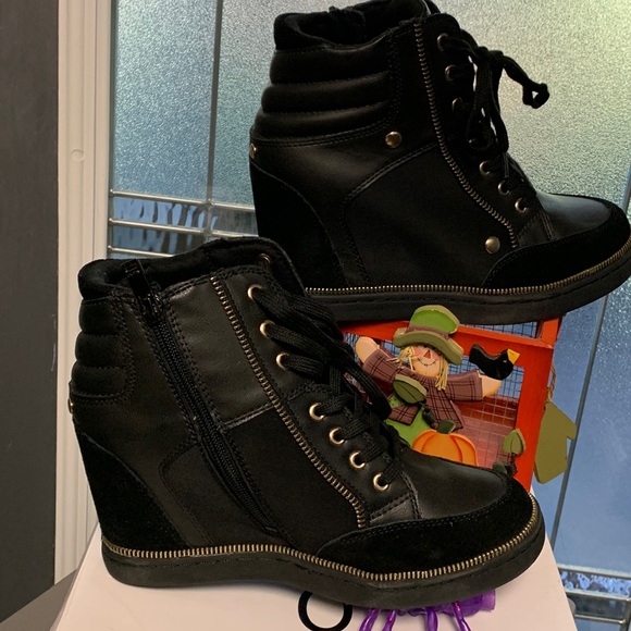 Black cute booties, make me an offer not a ridiculously 1 - Picture 1 of 4